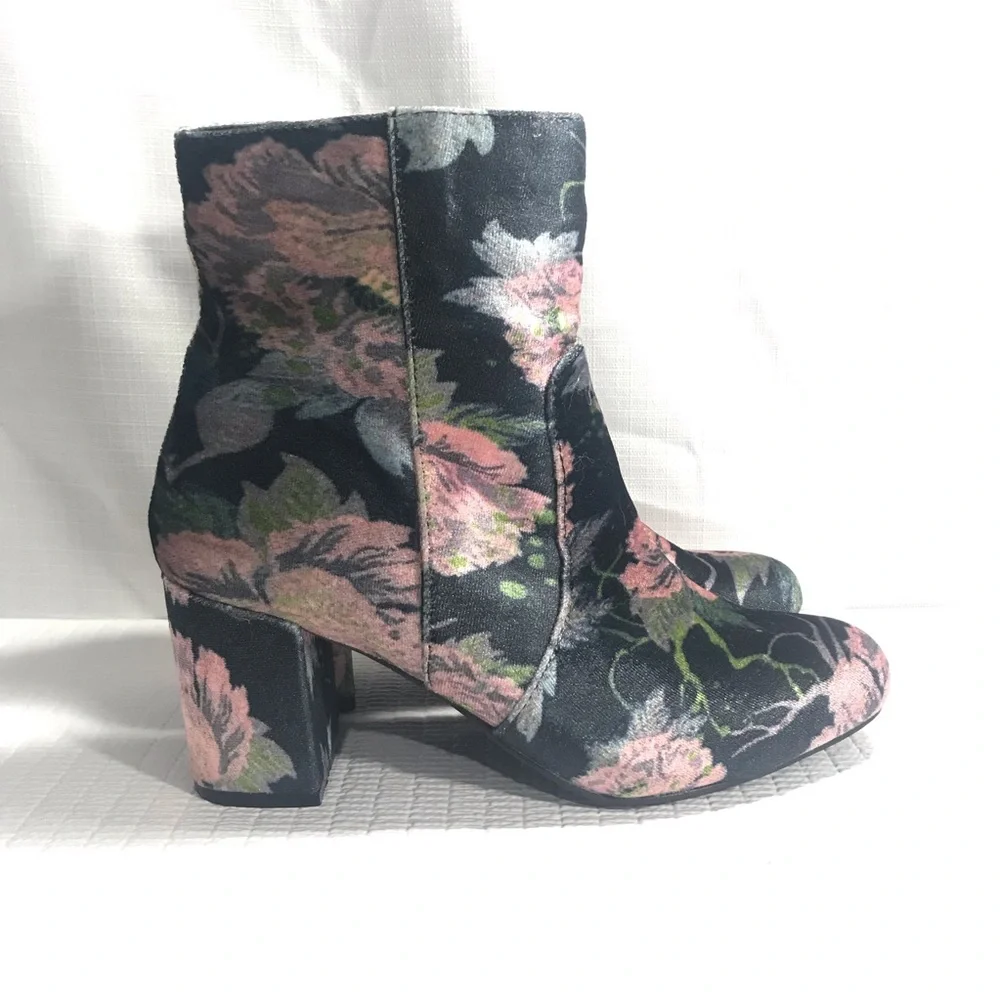 Hippie Laundry Women’s 8 M Dark Blue Rose Floral Velvet Ankle Bootie Boots
